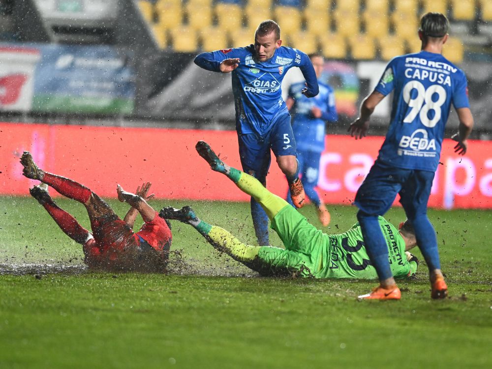 Noroiul de la Ploiești i-a amuzat pe fotbaliștii de la FCSB: „Mai avem un jucător din Camerun!” _7