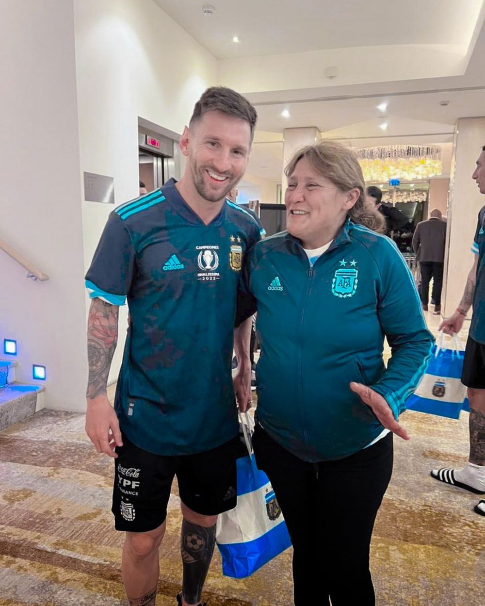 Reacția genială a mamei lui Lisandro Martinez când l-a întâlnit pe Lionel Messi _2