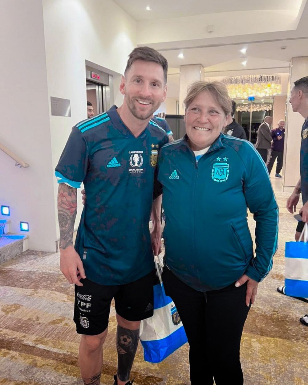 Reacția genială a mamei lui Lisandro Martinez când l-a întâlnit pe Lionel Messi _3