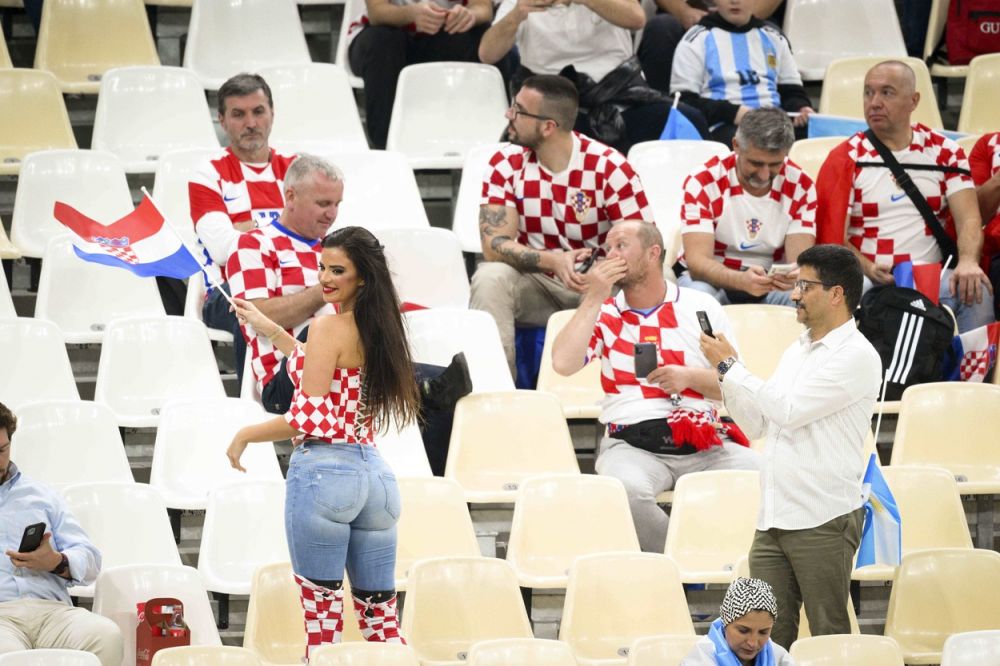 Miss Croația a surprins din nou! Cum a apărut Ivana Knoll la meciul cu Argentina_22