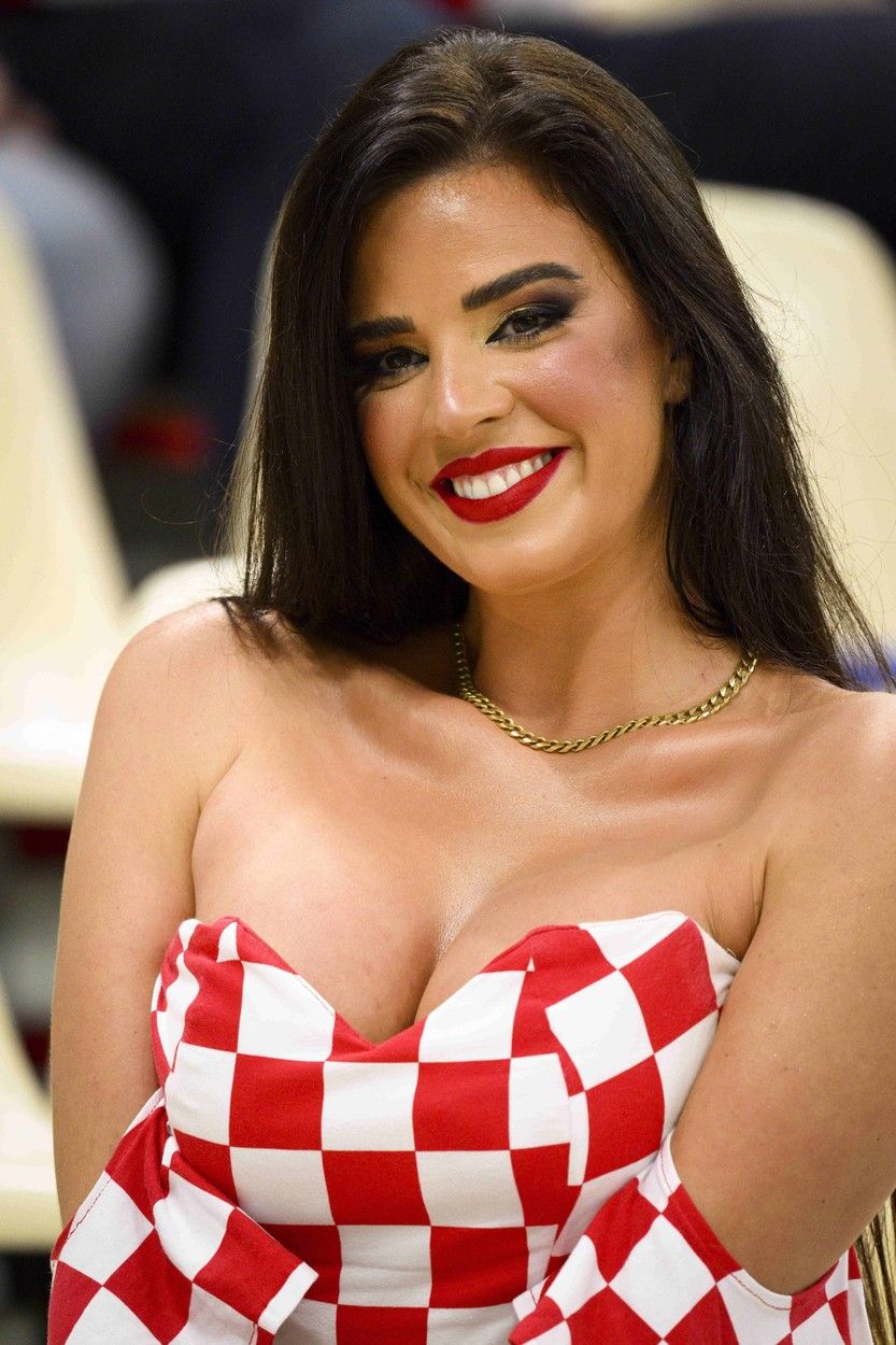 Miss Croația a surprins din nou! Cum a apărut Ivana Knoll la meciul cu Argentina_28