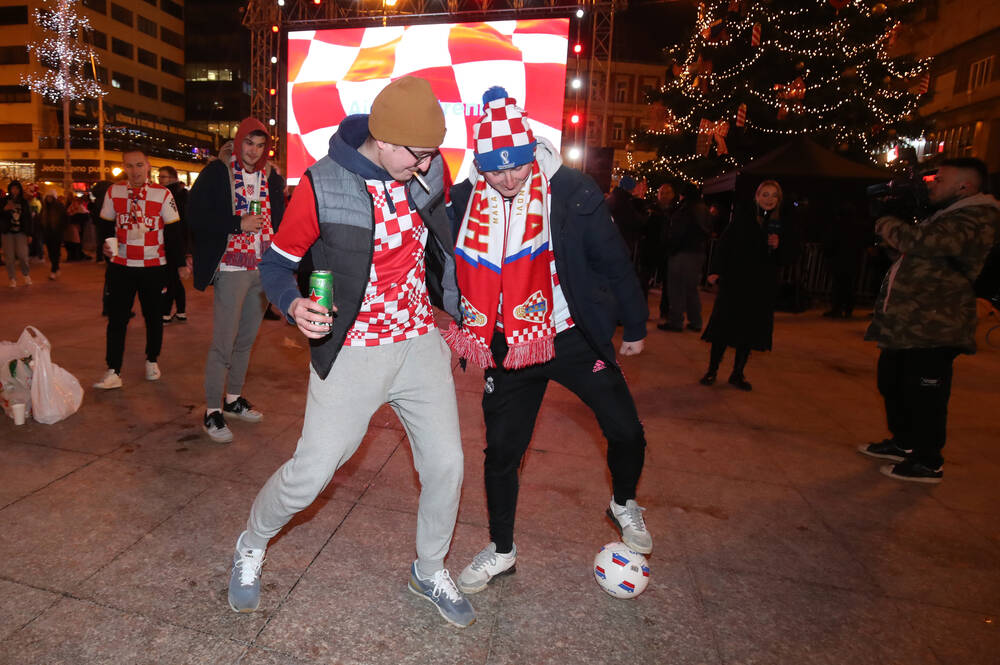 Nebunie în Zagreb! Bere, fotbal pe stradă și steaguri pentru Croația - Argentina_2