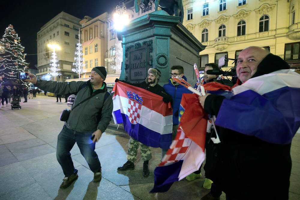 Nebunie în Zagreb! Bere, fotbal pe stradă și steaguri pentru Croația - Argentina_11