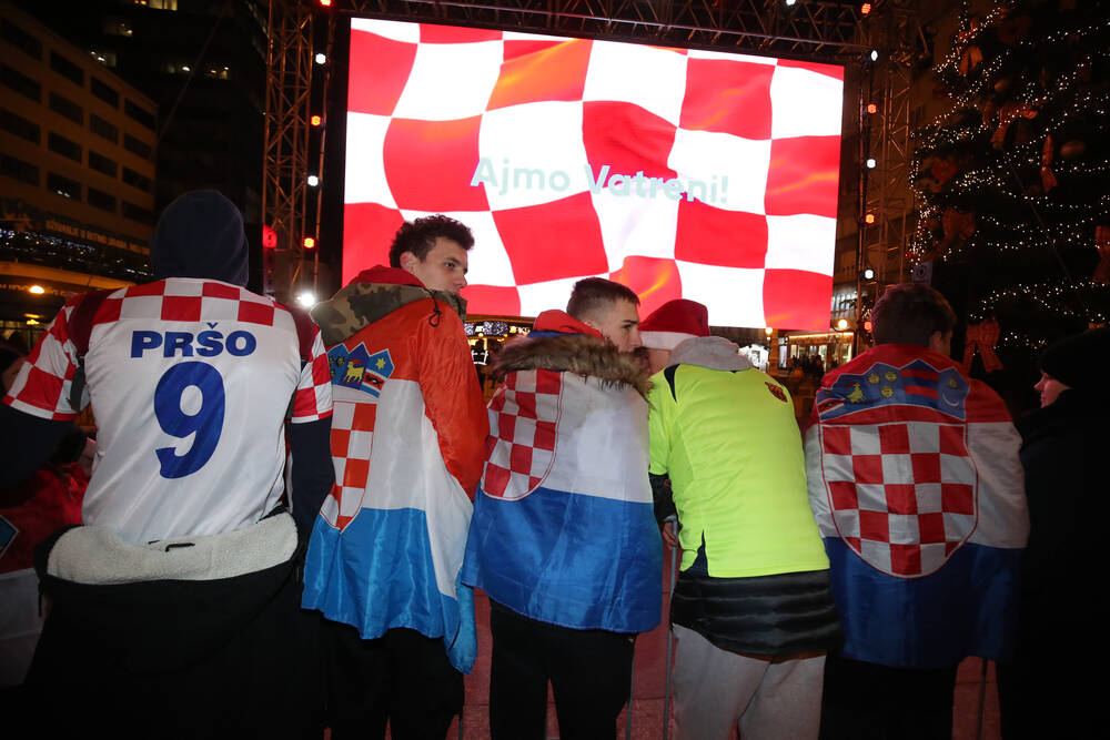 Nebunie în Zagreb! Bere, fotbal pe stradă și steaguri pentru Croația - Argentina_13