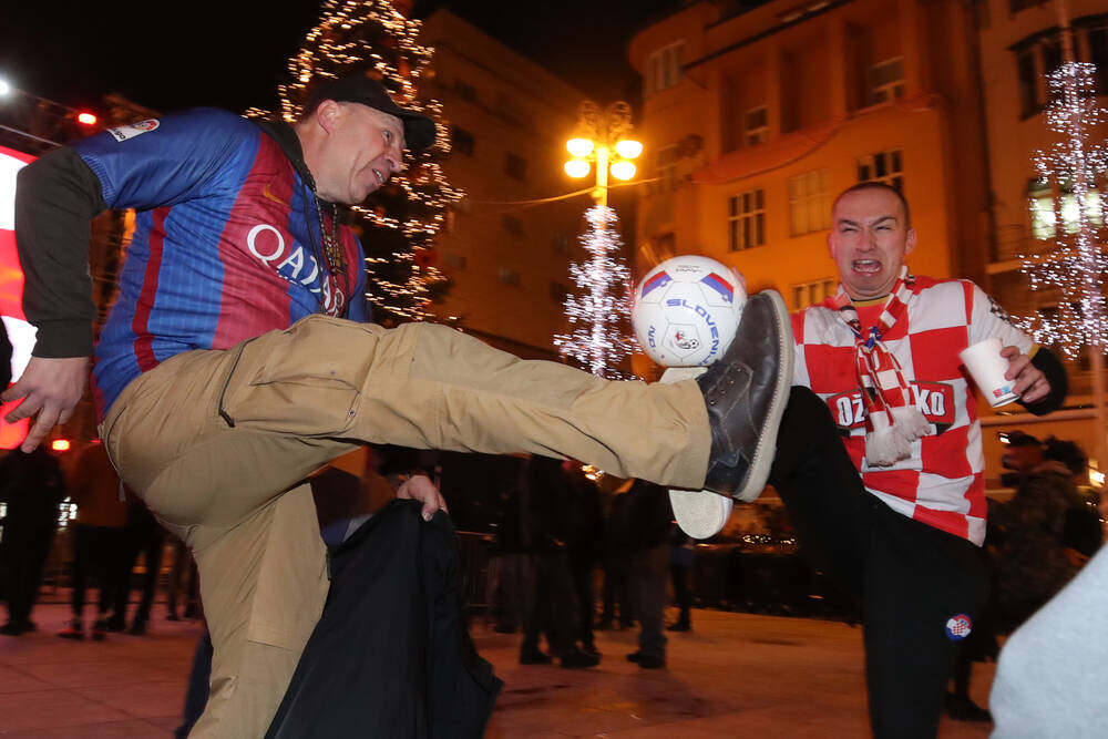 Nebunie în Zagreb! Bere, fotbal pe stradă și steaguri pentru Croația - Argentina_3