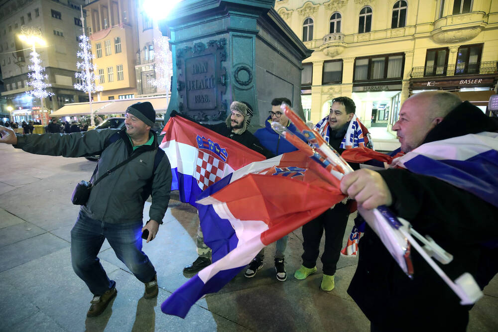Nebunie în Zagreb! Bere, fotbal pe stradă și steaguri pentru Croația - Argentina_4