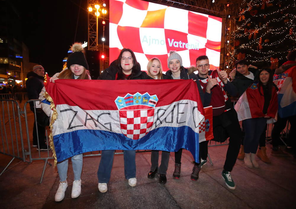 Nebunie în Zagreb! Bere, fotbal pe stradă și steaguri pentru Croația - Argentina_7