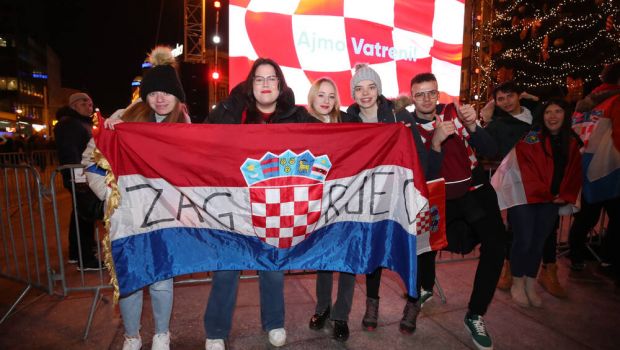 
	Nebunie în Zagreb! Bere, fotbal pe stradă și steaguri pentru Croația - Argentina
