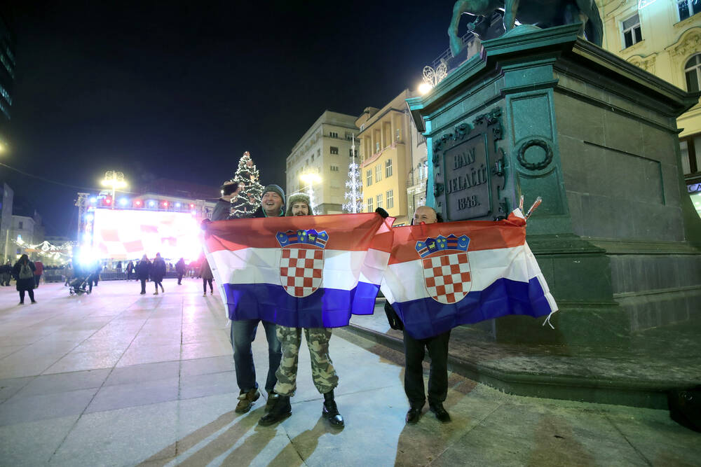 Nebunie în Zagreb! Bere, fotbal pe stradă și steaguri pentru Croația - Argentina_9