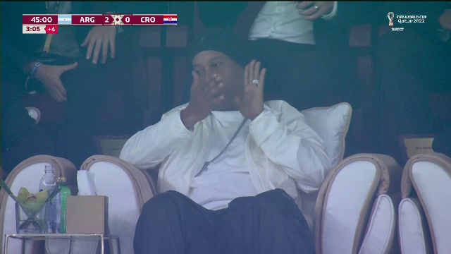 Cum a reacționat marele Ronaldinho, după reușita superbă a lui Julian Alvarez. Camerele TV au fost pe el_2
