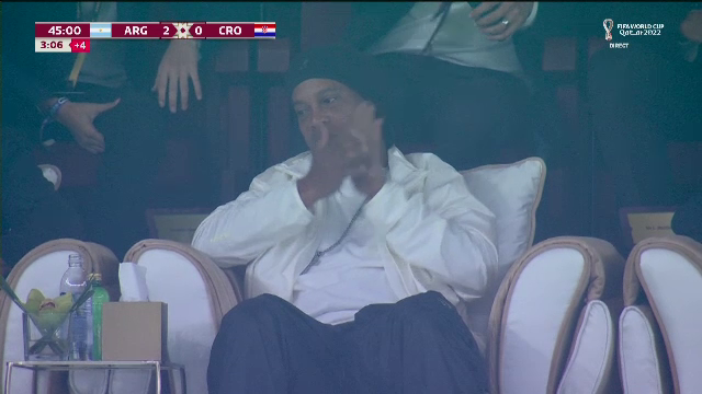 Cum a reacționat marele Ronaldinho, după reușita superbă a lui Julian Alvarez. Camerele TV au fost pe el_3