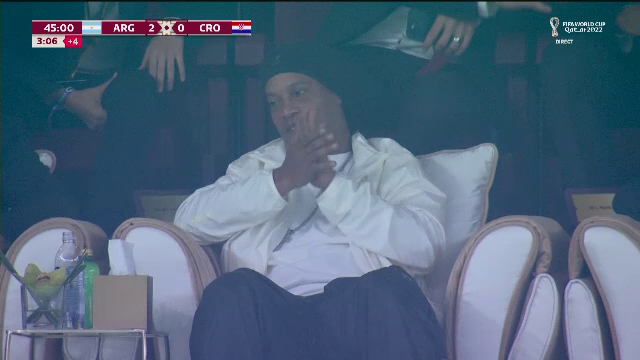 Cum a reacționat marele Ronaldinho, după reușita superbă a lui Julian Alvarez. Camerele TV au fost pe el_4