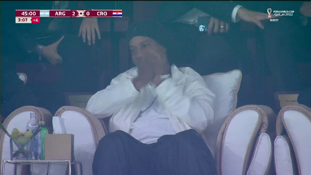 Cum a reacționat marele Ronaldinho, după reușita superbă a lui Julian Alvarez. Camerele TV au fost pe el_5