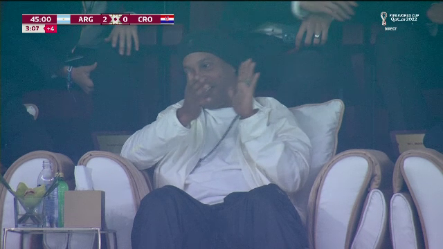 Cum a reacționat marele Ronaldinho, după reușita superbă a lui Julian Alvarez. Camerele TV au fost pe el_6