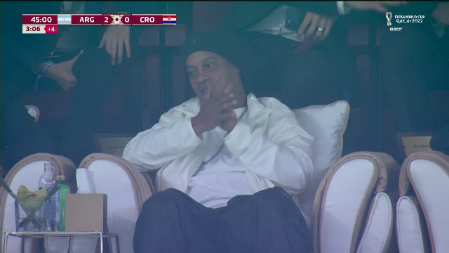 Cum a reacționat marele Ronaldinho, după reușita superbă a lui Julian Alvarez. Camerele TV au fost pe el_7