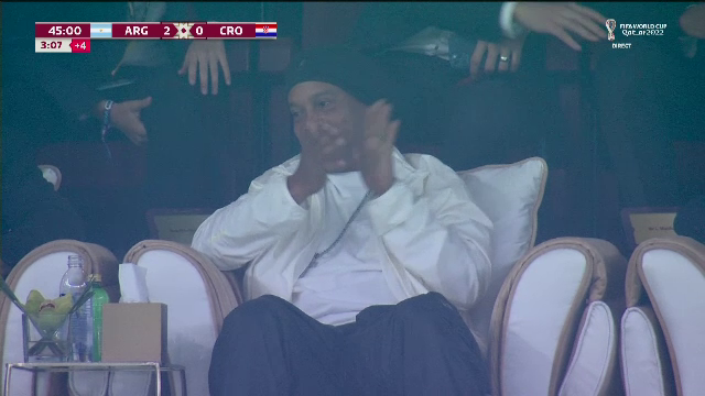 Cum a reacționat marele Ronaldinho, după reușita superbă a lui Julian Alvarez. Camerele TV au fost pe el_8