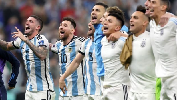 
	Imagini de colecție cu Leo Messi și jucătorii Argentinei! Cum au sărbătorit calificarea în finala Mondialului
