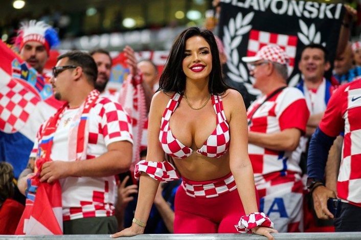 Ținuta mulată în care a apărut fosta Miss Croația la meciul Franța-Maroc. A fost desemnată cea mai sexy suporteră de la CM_3