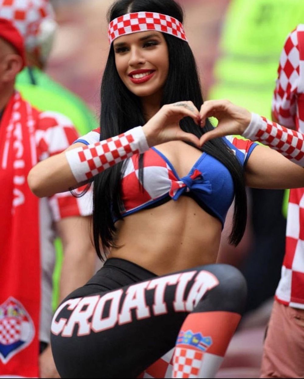 Ținuta mulată în care a apărut fosta Miss Croația la meciul Franța-Maroc. A fost desemnată cea mai sexy suporteră de la CM_9