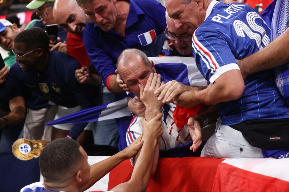Momentul în care Mbappe a lovit un fan cu mingea în față înainte de meciul cu Maroc. Cum a reacționat fotbalistul_3