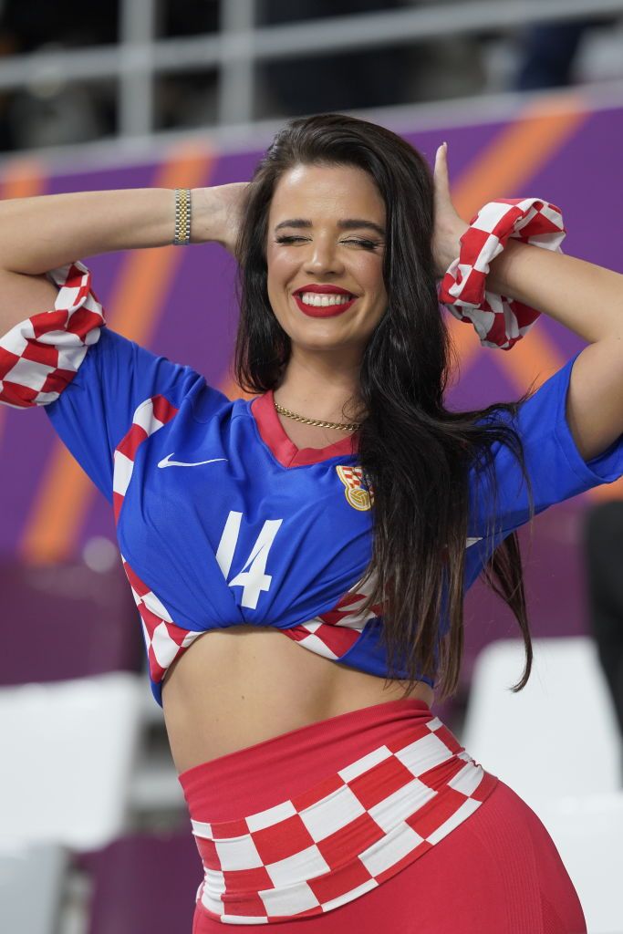 Sigur e ea?! Ivana Knoll, 'prea îmbrăcată' la ultimul meci al Croației de la Campionatul Mondial! Cum a apărut _37