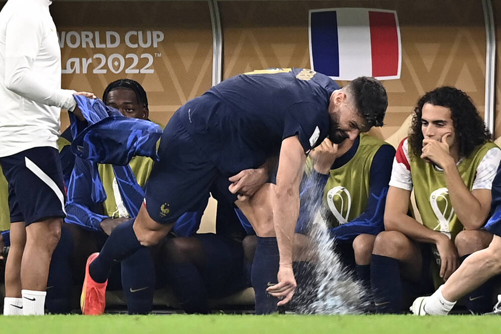 Olivier Giroud, criză de nervi pe bancă după ce a fost schimbat de Didier Deschamps în prima repriză a finalei cu Argentina _4