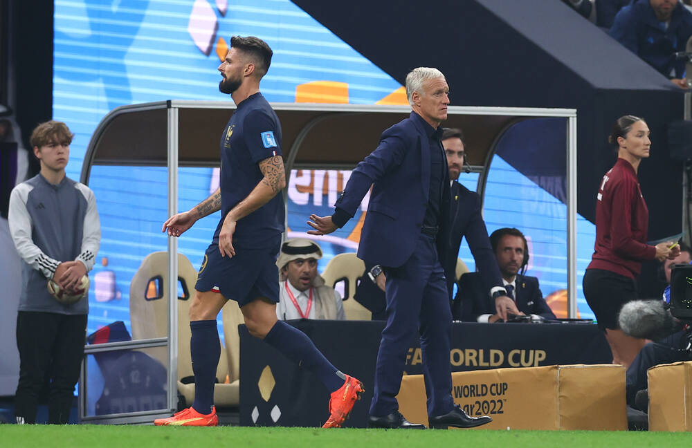 Olivier Giroud, criză de nervi pe bancă după ce a fost schimbat de Didier Deschamps în prima repriză a finalei cu Argentina _7