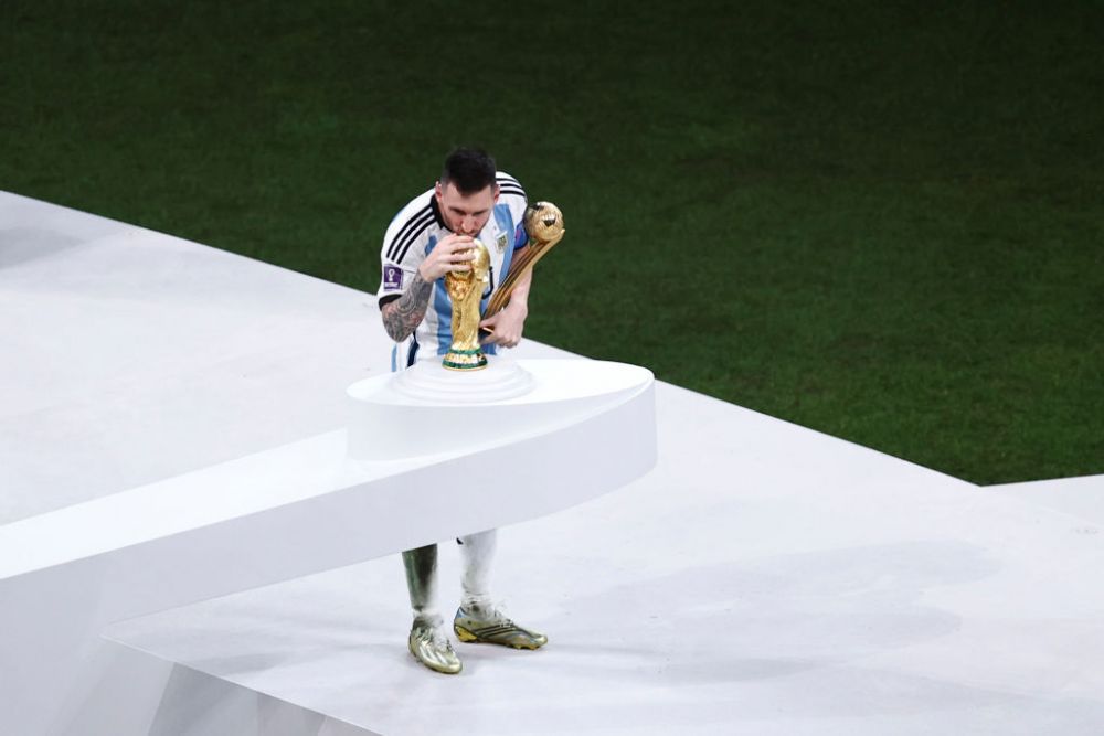 O imagine pentru eternitate! Momentul în care Lionel Messi a sărutat Cupa Mondială s-a viralizat în timp record_1
