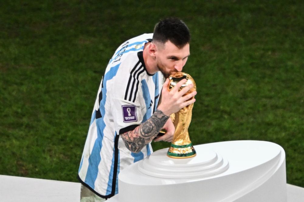 O imagine pentru eternitate! Momentul în care Lionel Messi a sărutat Cupa Mondială s-a viralizat în timp record_2