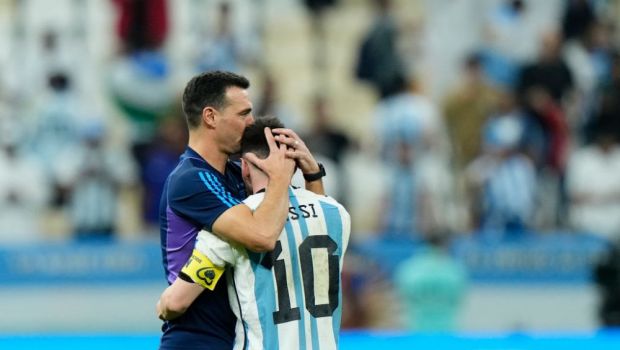 
	&quot;Poza care spune tot, nu pleca Leo&quot;. După șase ani de la mesajul dureros al lui Scaloni pentru Messi, cei doi au devenit campioni mondiali
