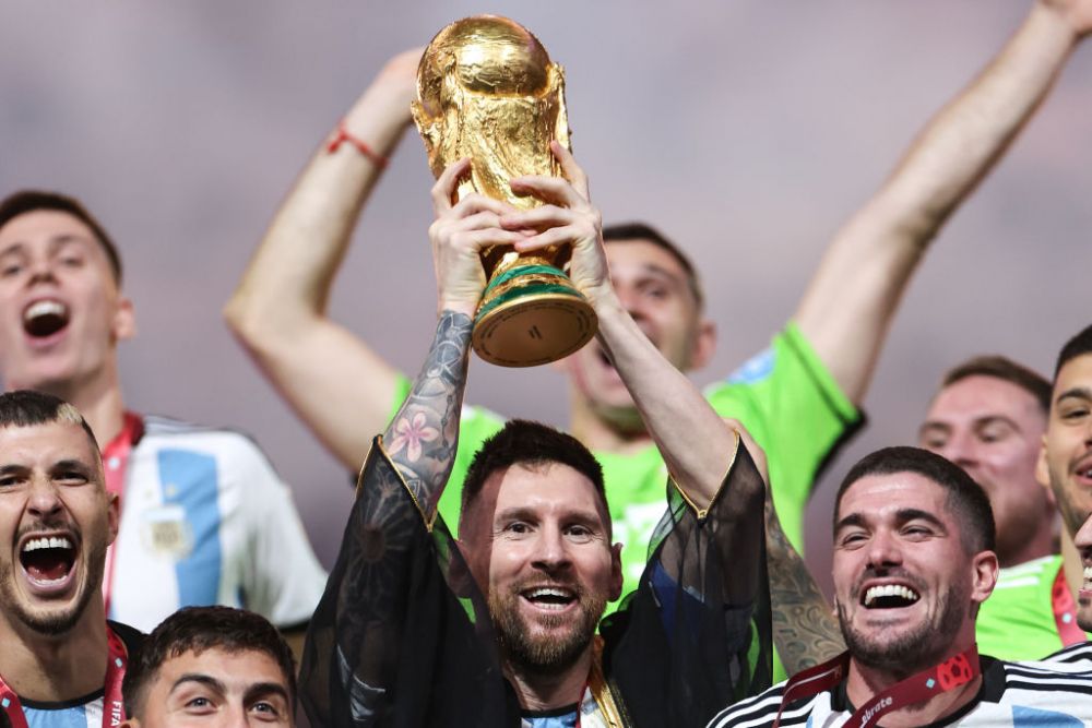 Ce simbolizează, de fapt, mantia cu care șeicul din Qatar l-a îmbrăcat pe Messi înainte de decernarea Cupei Mondiale_11