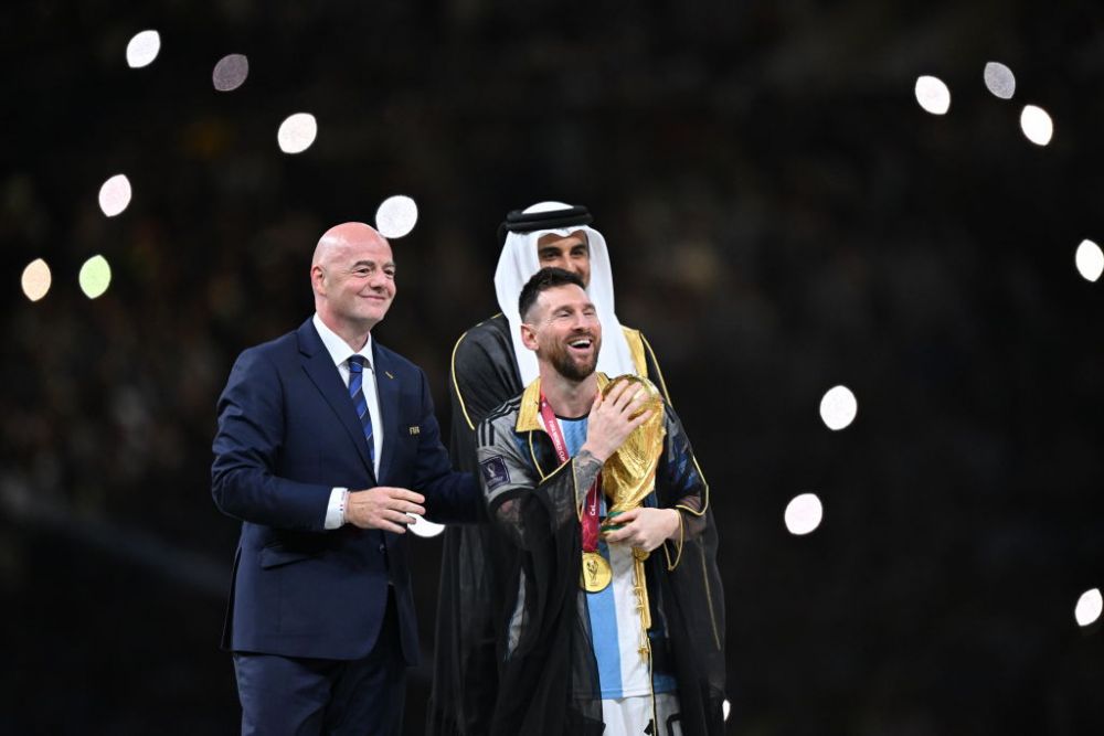 Ce simbolizează, de fapt, mantia cu care șeicul din Qatar l-a îmbrăcat pe Messi înainte de decernarea Cupei Mondiale_12