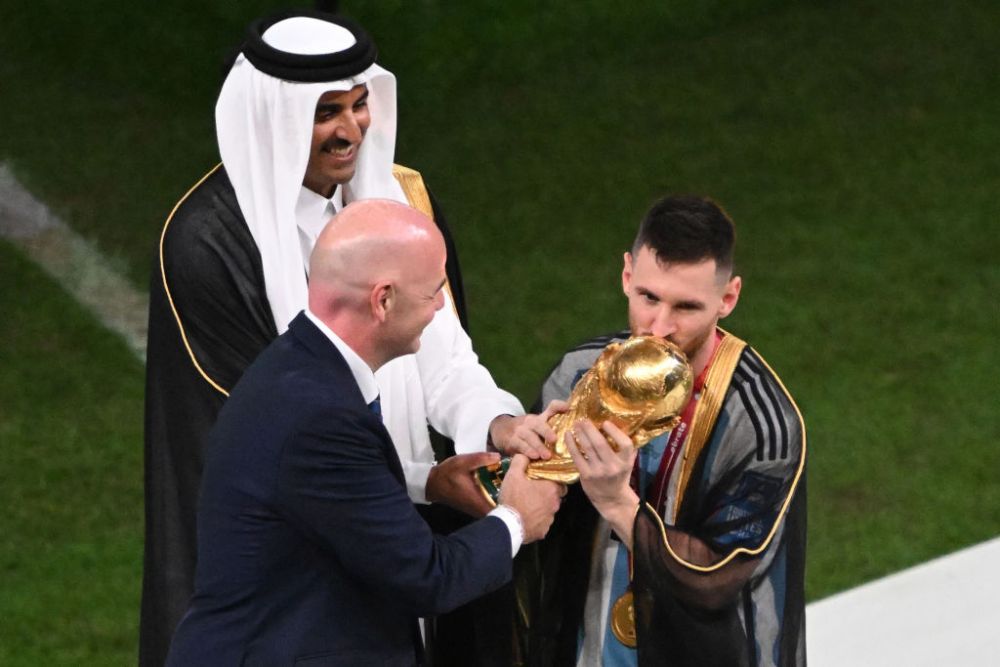 Ce simbolizează, de fapt, mantia cu care șeicul din Qatar l-a îmbrăcat pe Messi înainte de decernarea Cupei Mondiale_13