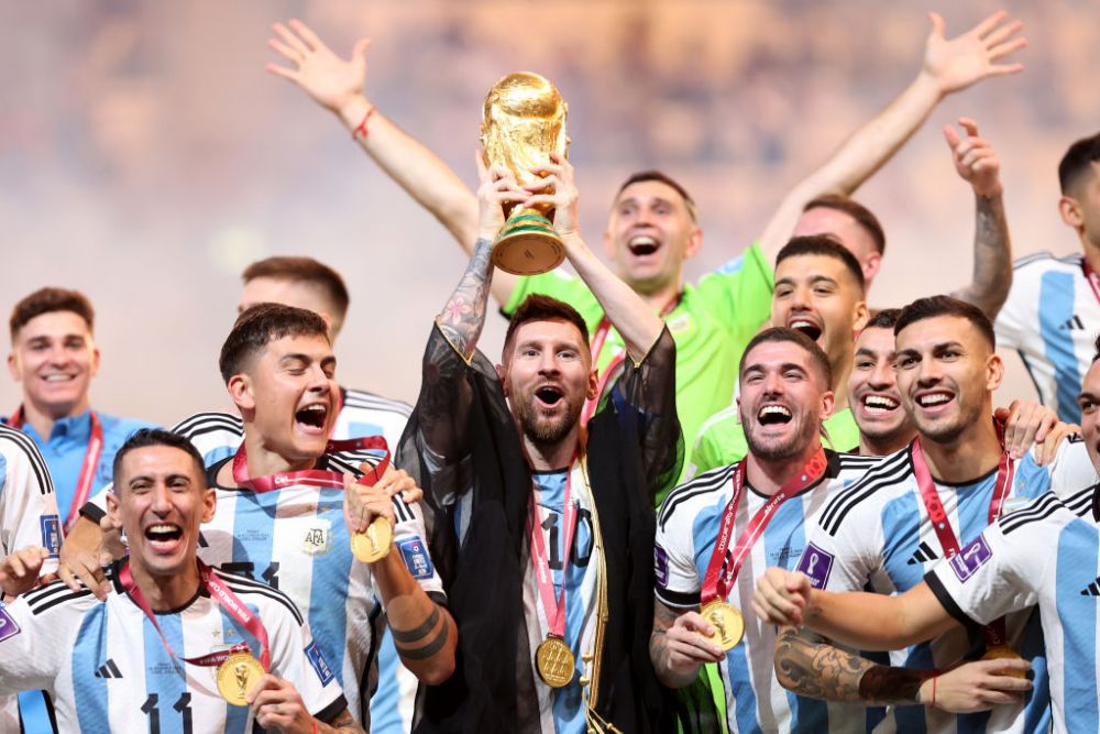 Ce simbolizează, de fapt, mantia cu care șeicul din Qatar l-a îmbrăcat pe Messi înainte de decernarea Cupei Mondiale_15