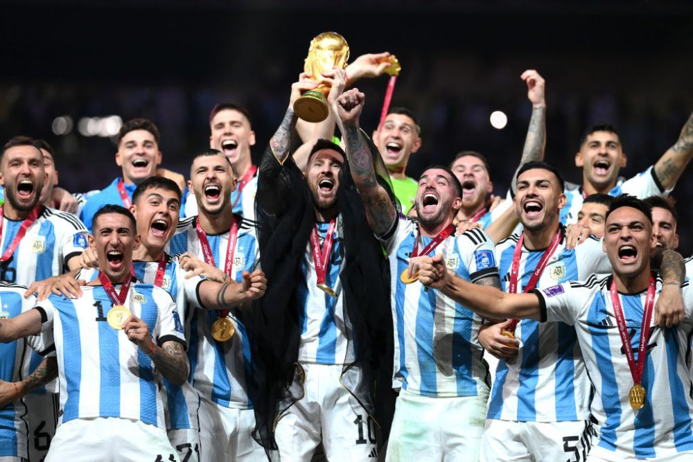 Ce simbolizează, de fapt, mantia cu care șeicul din Qatar l-a îmbrăcat pe Messi înainte de decernarea Cupei Mondiale_19