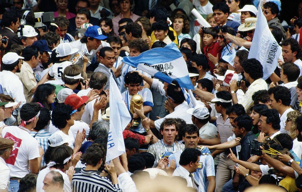 1986 vs. 2022! 'Dumnezeul' Argentinei, cărat pe brațe de Kun Aguero și alte zeci de fani după succesul la Campionatul Mondial_13