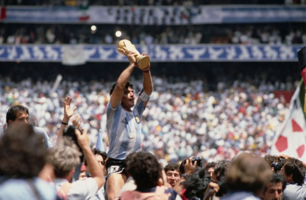 1986 vs. 2022! 'Dumnezeul' Argentinei, cărat pe brațe de Kun Aguero și alte zeci de fani după succesul la Campionatul Mondial_14