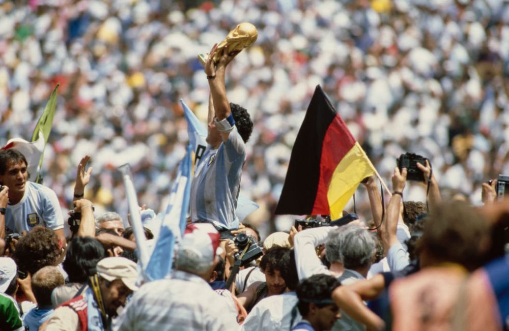 1986 vs. 2022! 'Dumnezeul' Argentinei, cărat pe brațe de Kun Aguero și alte zeci de fani după succesul la Campionatul Mondial_15