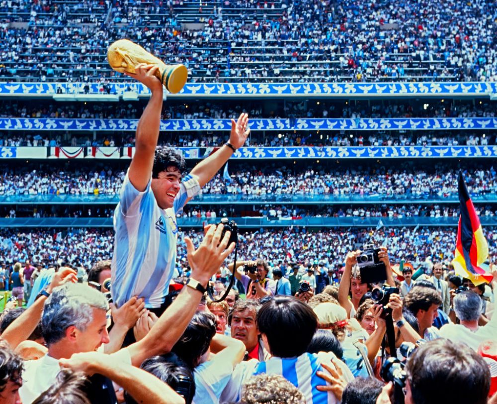 1986 vs. 2022! 'Dumnezeul' Argentinei, cărat pe brațe de Kun Aguero și alte zeci de fani după succesul la Campionatul Mondial_16