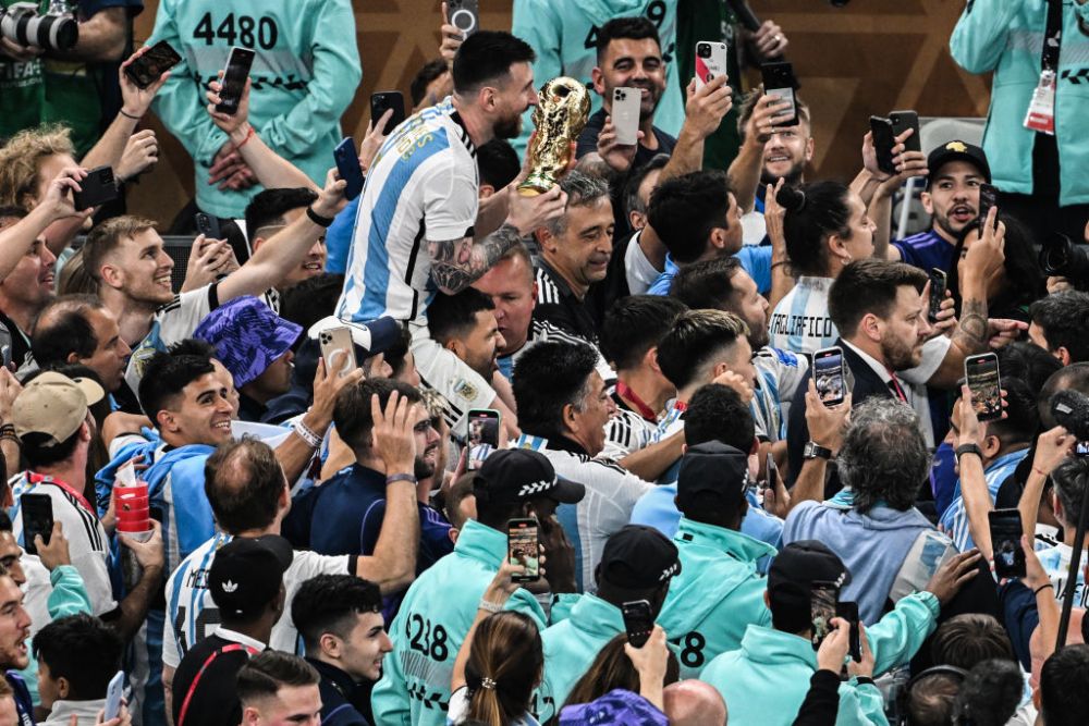 1986 vs. 2022! 'Dumnezeul' Argentinei, cărat pe brațe de Kun Aguero și alte zeci de fani după succesul la Campionatul Mondial_3