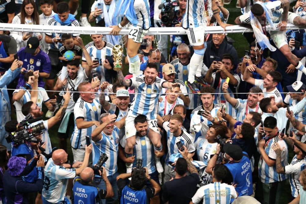 1986 vs. 2022! 'Dumnezeul' Argentinei, cărat pe brațe de Kun Aguero și alte zeci de fani după succesul la Campionatul Mondial_10