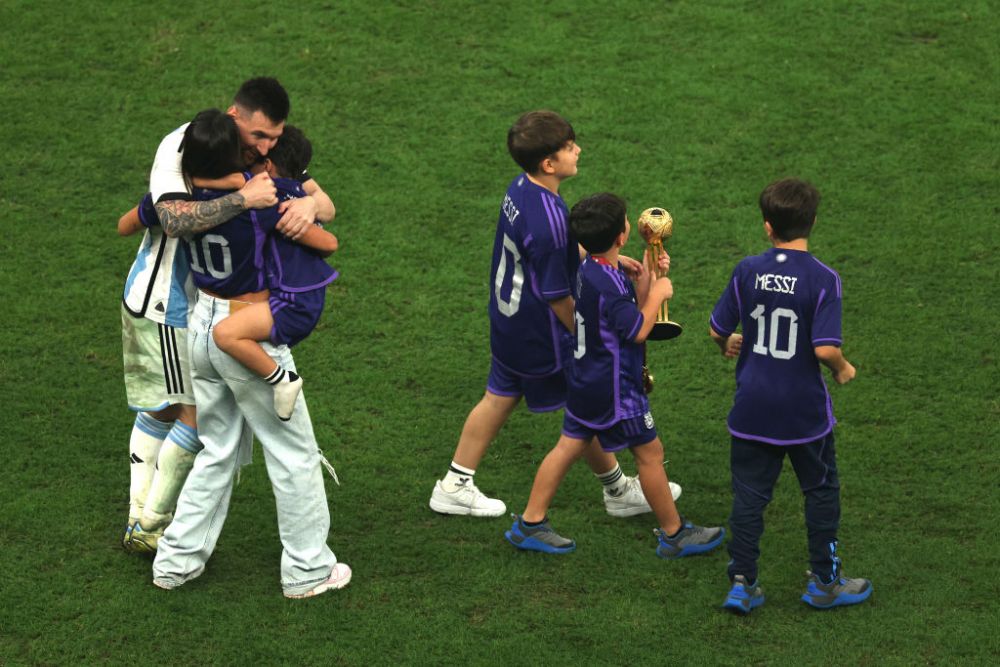 Lionel Messi s-a bucurat alături de familie pentru câștigarea titlului mondial. Imagini de senzație, direct de pe gazon_13