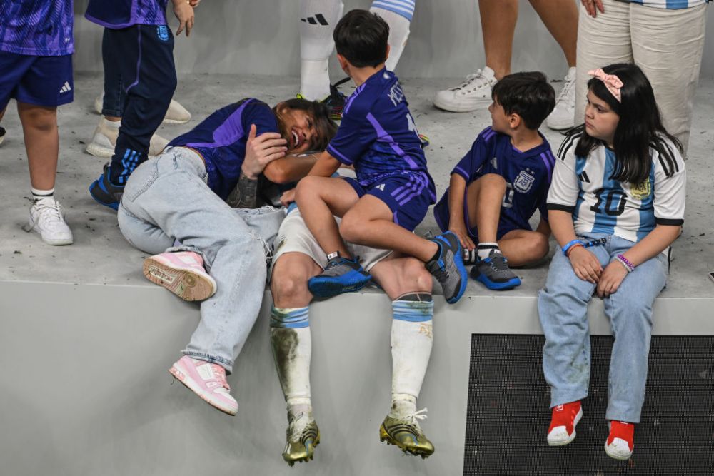 Lionel Messi s-a bucurat alături de familie pentru câștigarea titlului mondial. Imagini de senzație, direct de pe gazon_5