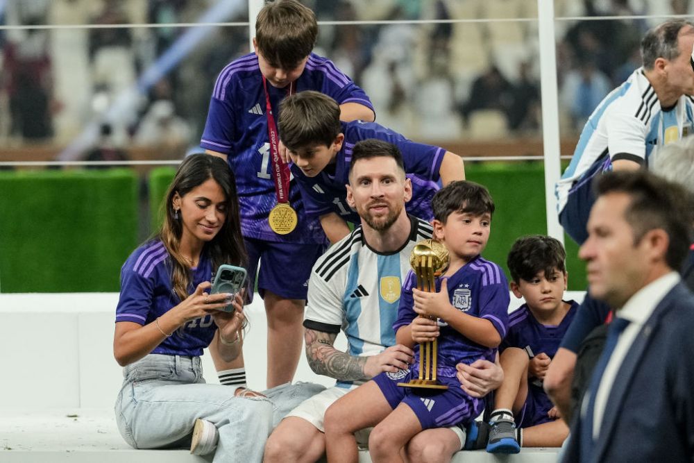 Lionel Messi s-a bucurat alături de familie pentru câștigarea titlului mondial. Imagini de senzație, direct de pe gazon_8