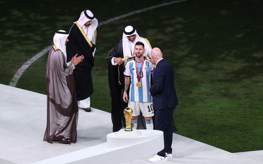 Reacție dură a românului care a antrenat în Qatar: "Dacă Messi nu își punea mantia, era cel mai mare afront adus emirului! E incredibil ce pot spune românii"_16