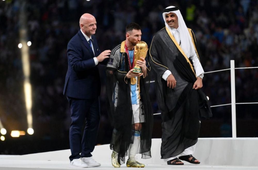 Val de glume după ce Messi a îmbrăcat mantia emirului la decernarea trofeului Cupei Mondiale! Cum l-ar fi îmbrăcat românii_6