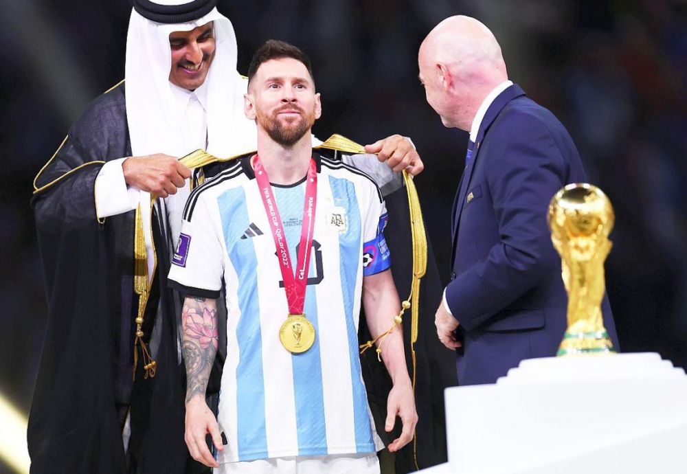 Val de glume după ce Messi a îmbrăcat mantia emirului la decernarea trofeului Cupei Mondiale! Cum l-ar fi îmbrăcat românii_7