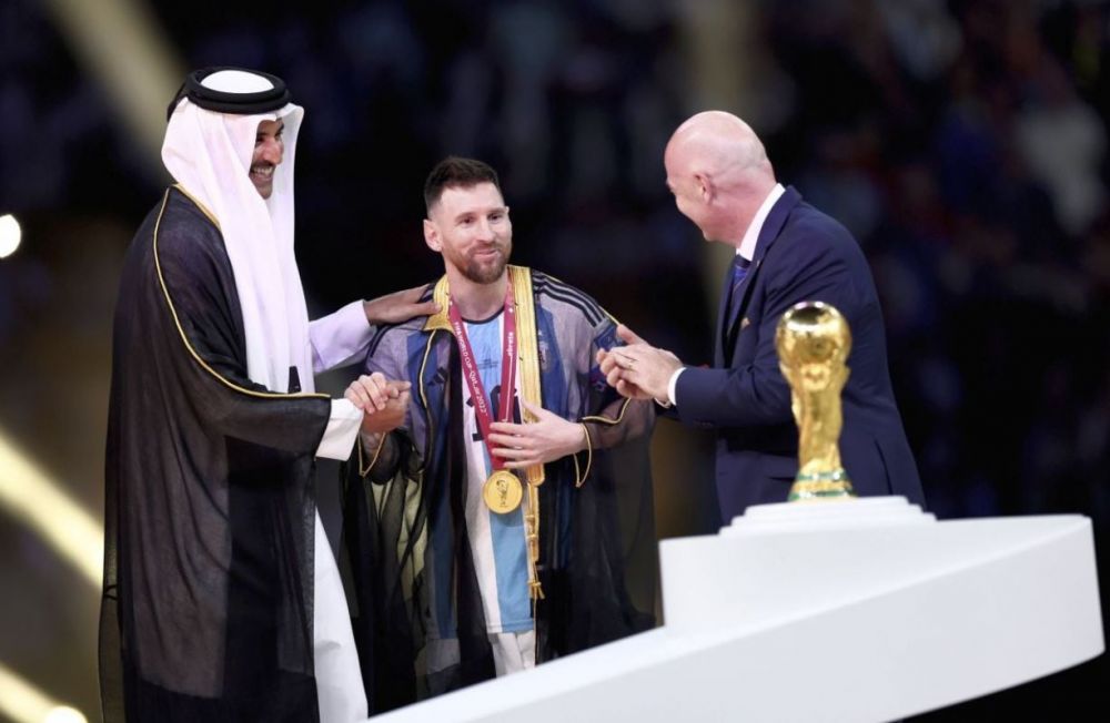 Val de glume după ce Messi a îmbrăcat mantia emirului la decernarea trofeului Cupei Mondiale! Cum l-ar fi îmbrăcat românii_8