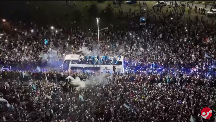 Nebunie pe străzile din Buenos Aires! Imaginile din Argentina de la sosirea naționalei, în mijlocul nopții, sunt impresionante _2