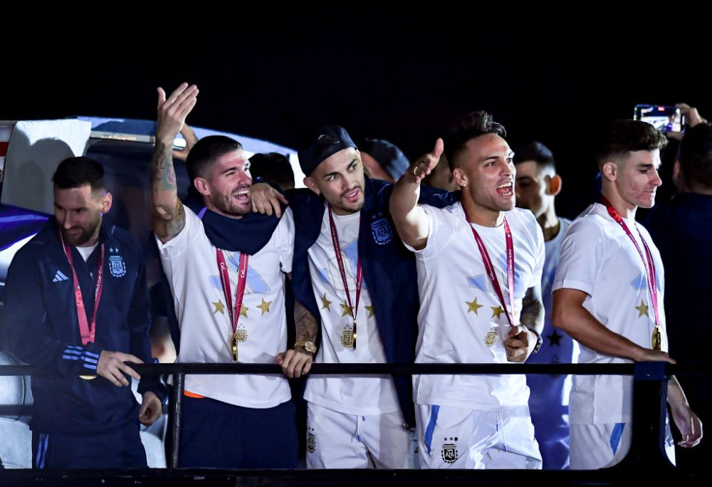 Leo Messi 'driblează' și cabluri! Starurile Argentinei, aproape să cadă de pe autocarul descoperit! Imagini virale _1